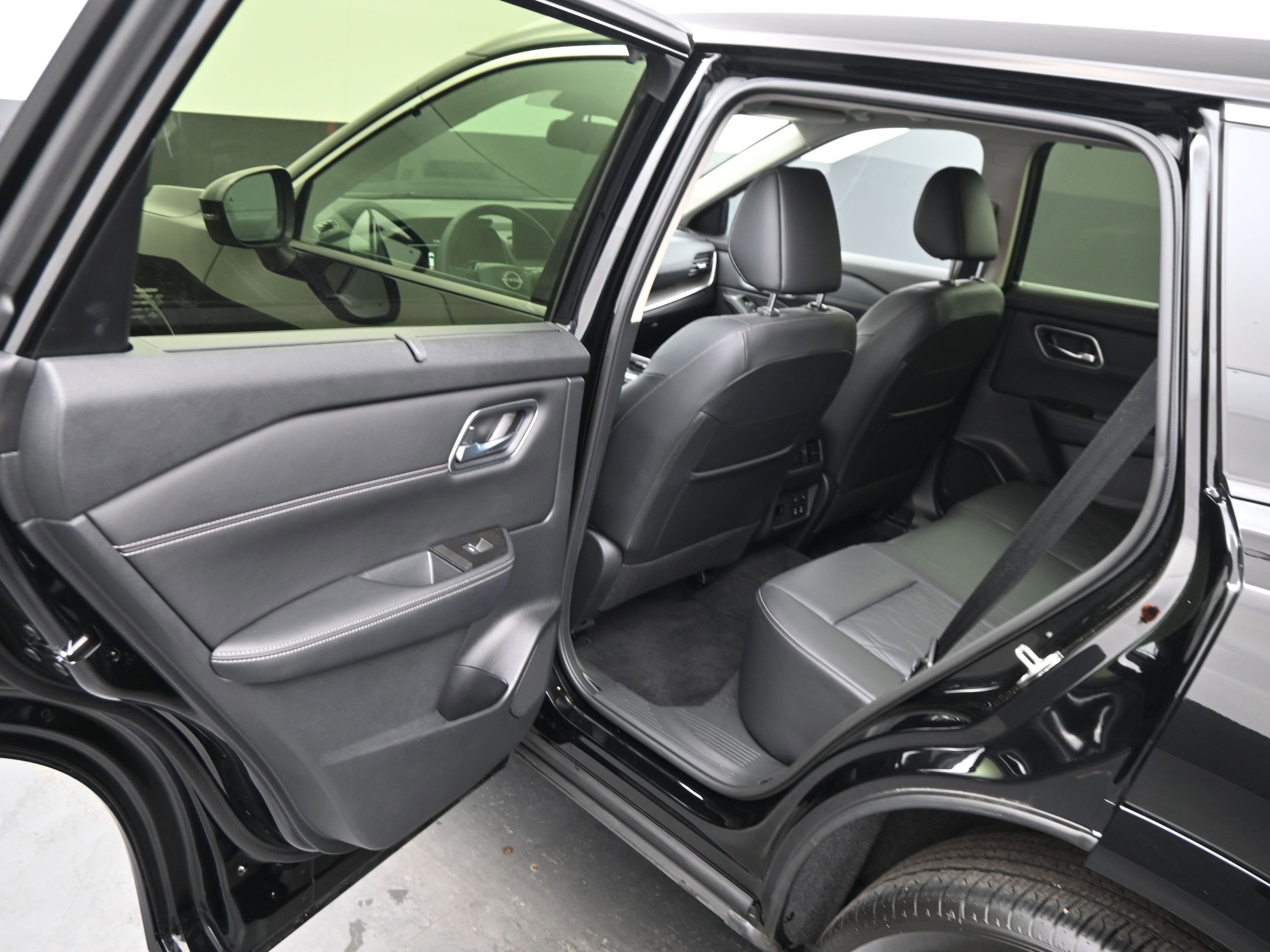 Certified 2025 Nissan Rogue Platinum w/ Tech Package image 14