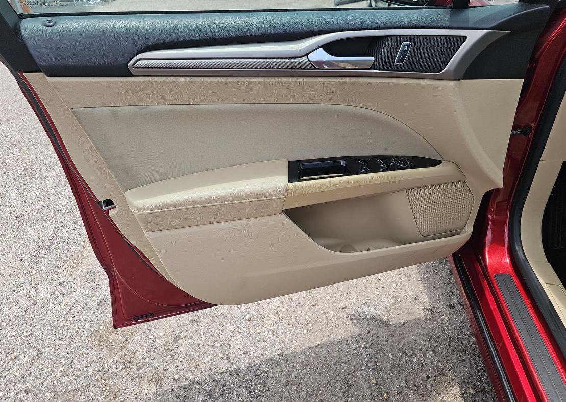 Used 2016 Ford Fusion SE FWD image 11