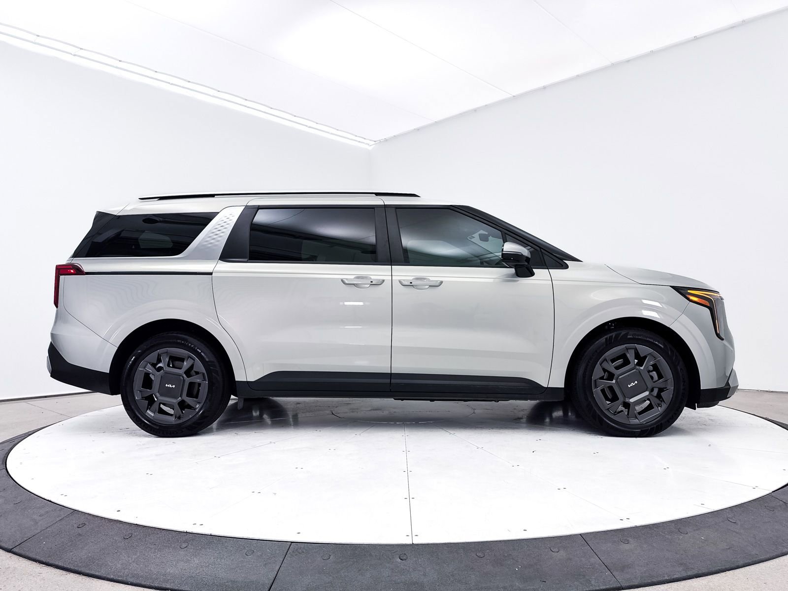 Certified 2025 Kia Carnival EX image 42