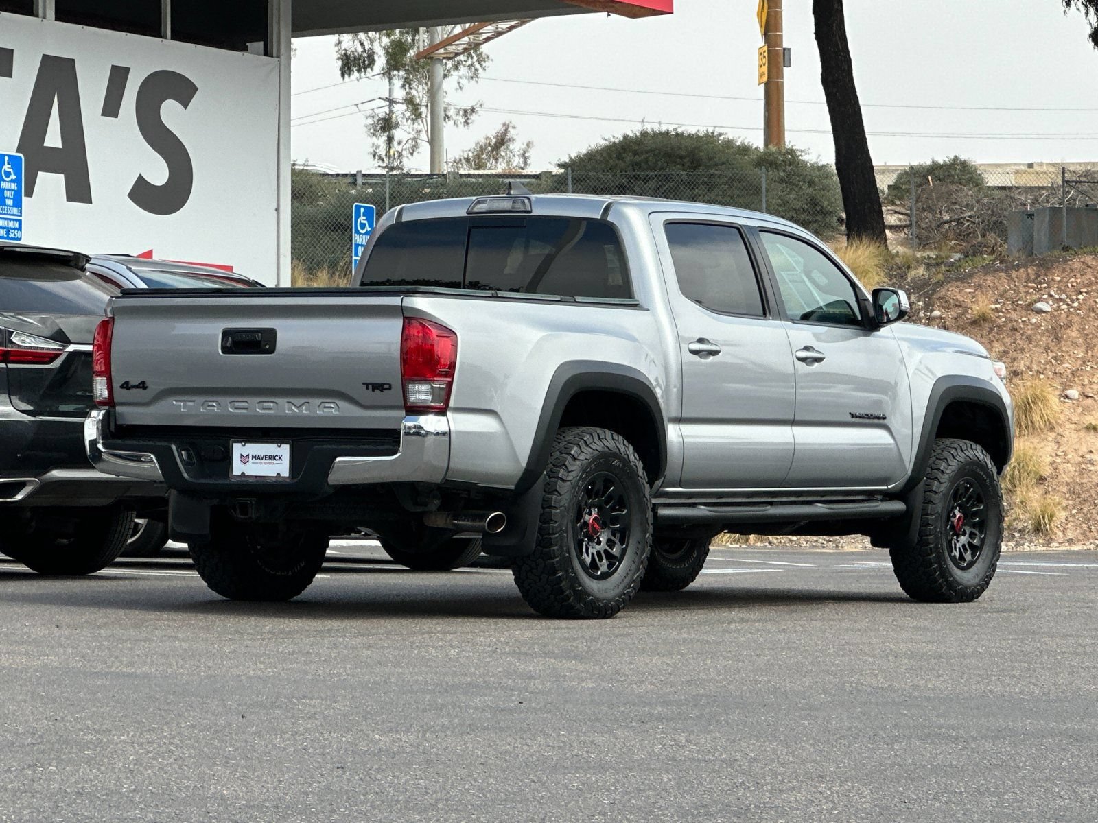 Used 2017 Toyota Tacoma TRD Off-Road w/ Tow Package (A/T) AWD/4WD image 5