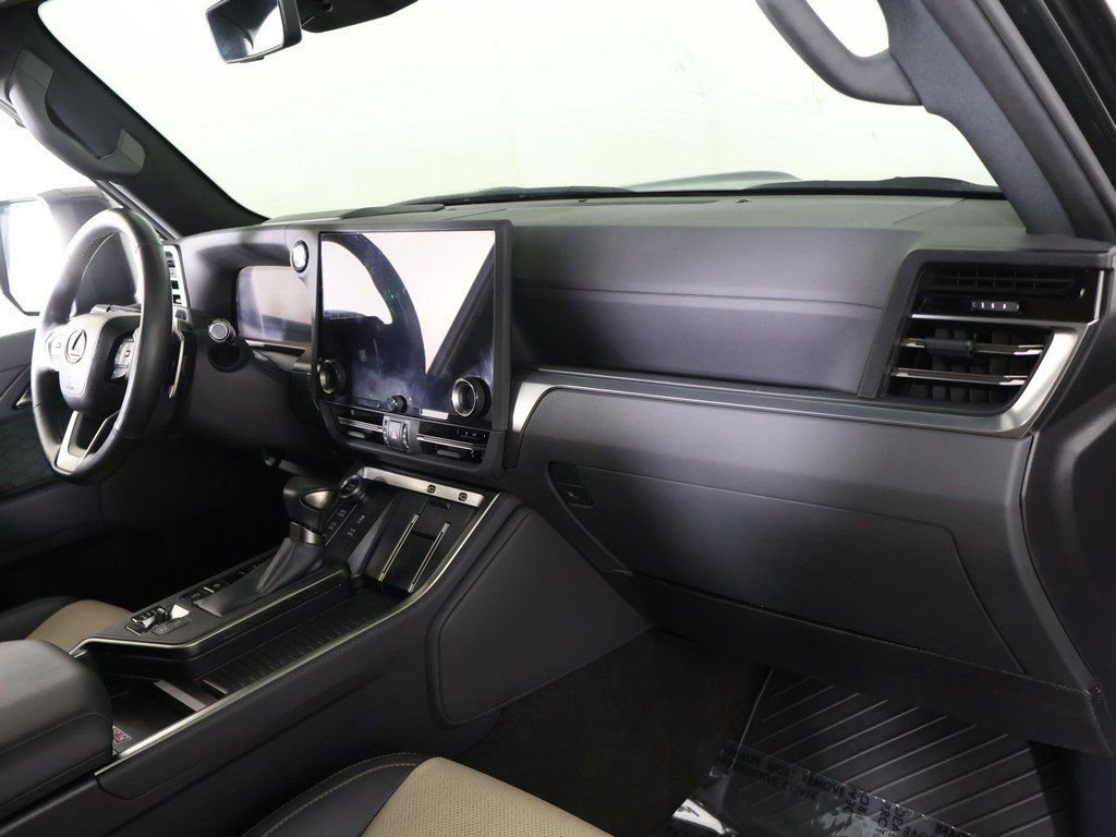 Used 2024 Lexus GX 550 image 33