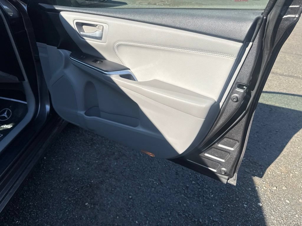 Used 2015 Toyota Camry XLE w/ Moonroof Package FWD image 39