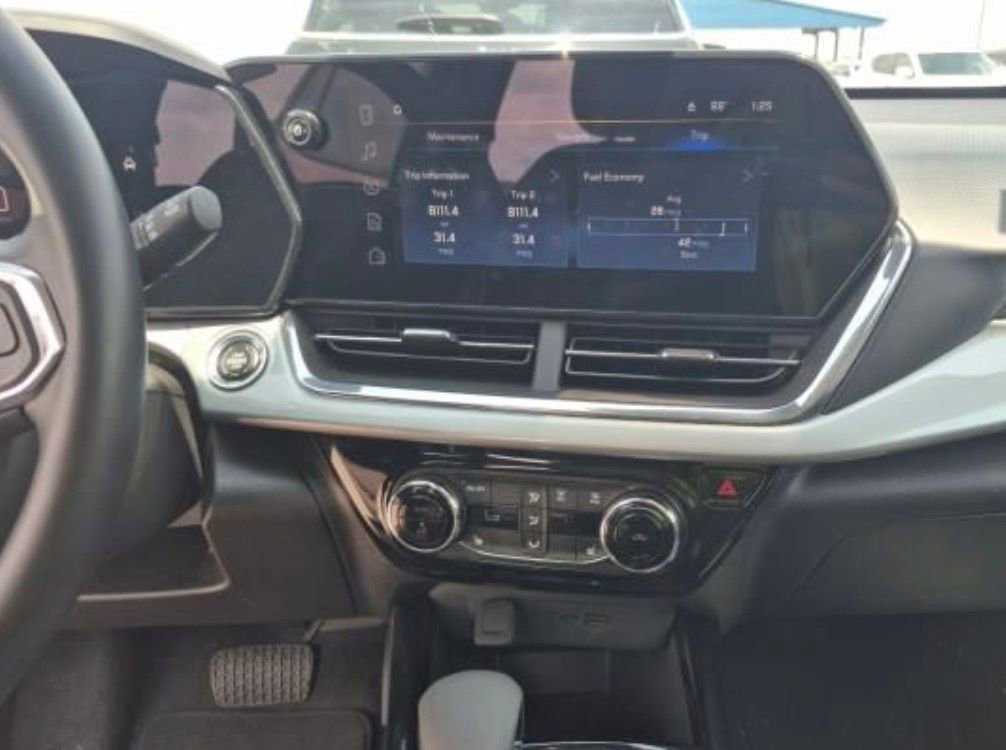 Used 2025 Chevrolet Trax LT w/ LT Convenience Package FWD image 10