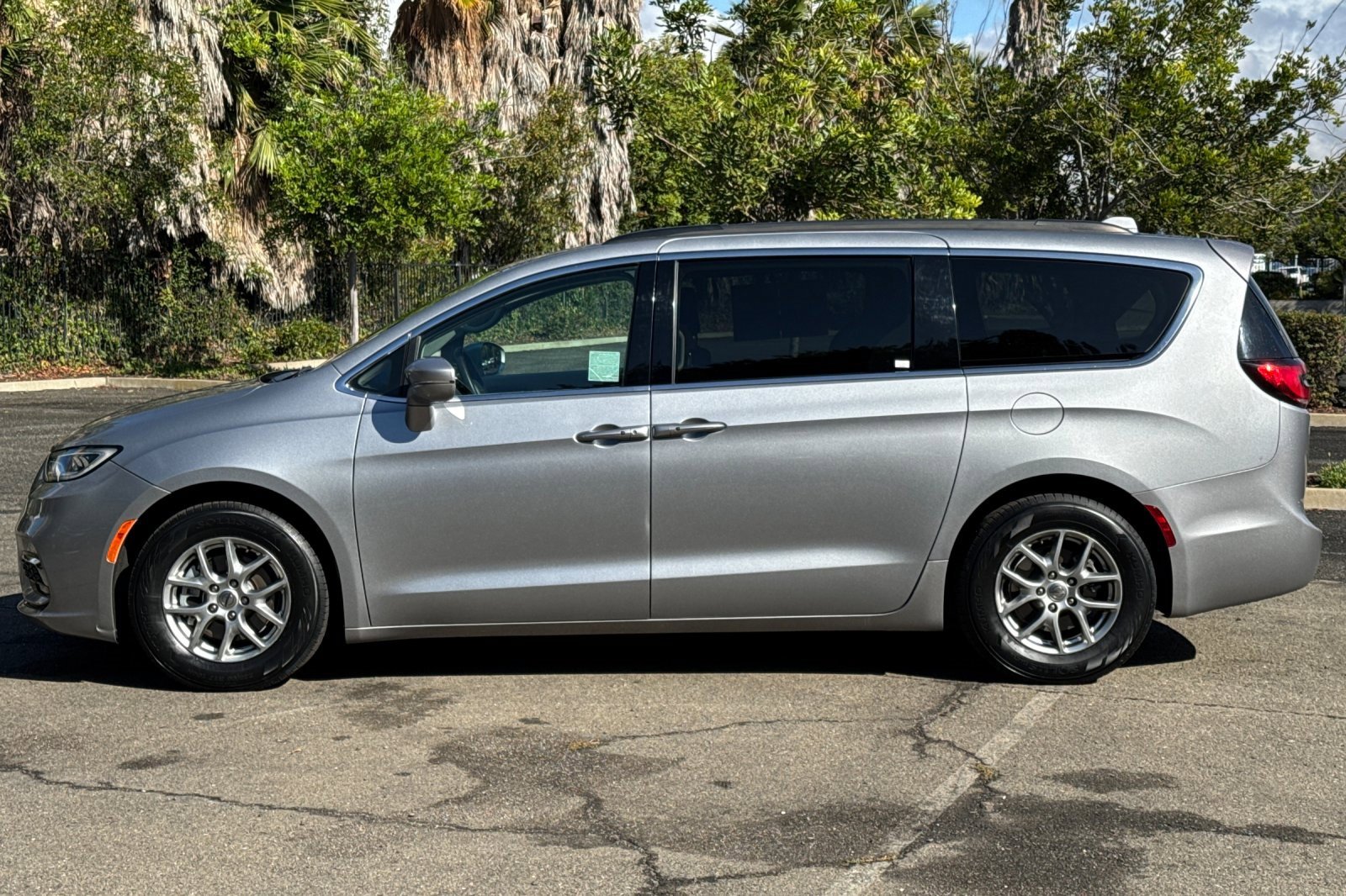 Used 2021 Chrysler Pacifica Touring image 6