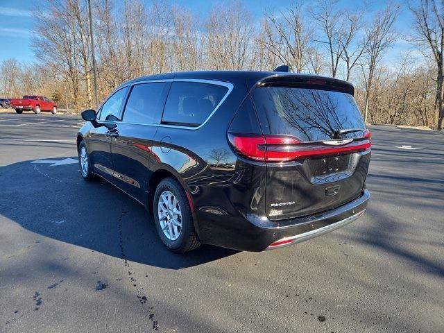 Used 2024 Chrysler Pacifica Touring-L FWD image 6