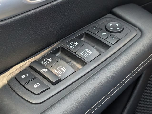 Used 2025 Chrysler Pacifica Limited FWD image 23