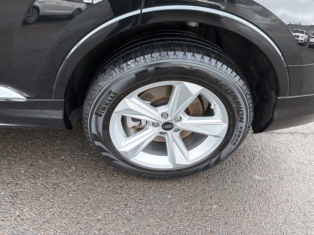 Used 2023 Audi Q7 3.0T Premium AWD/4WD image 32