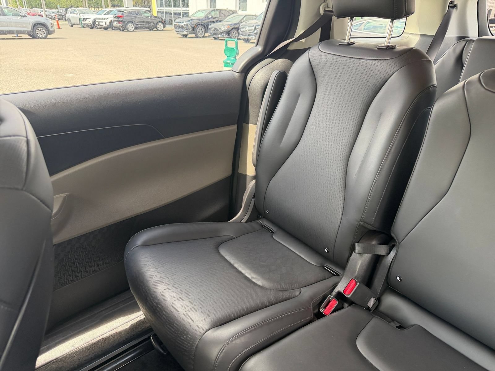 Used 2026 Kia Carnival FWD image 42