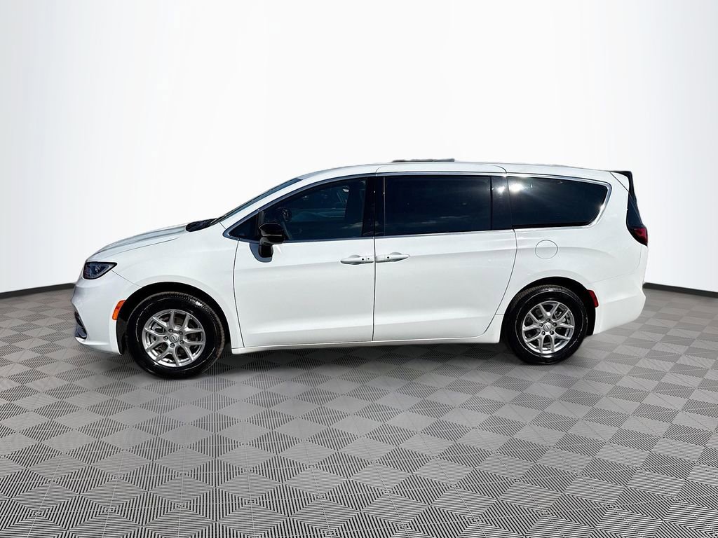 Used 2026 Chrysler Pacifica Select image 9