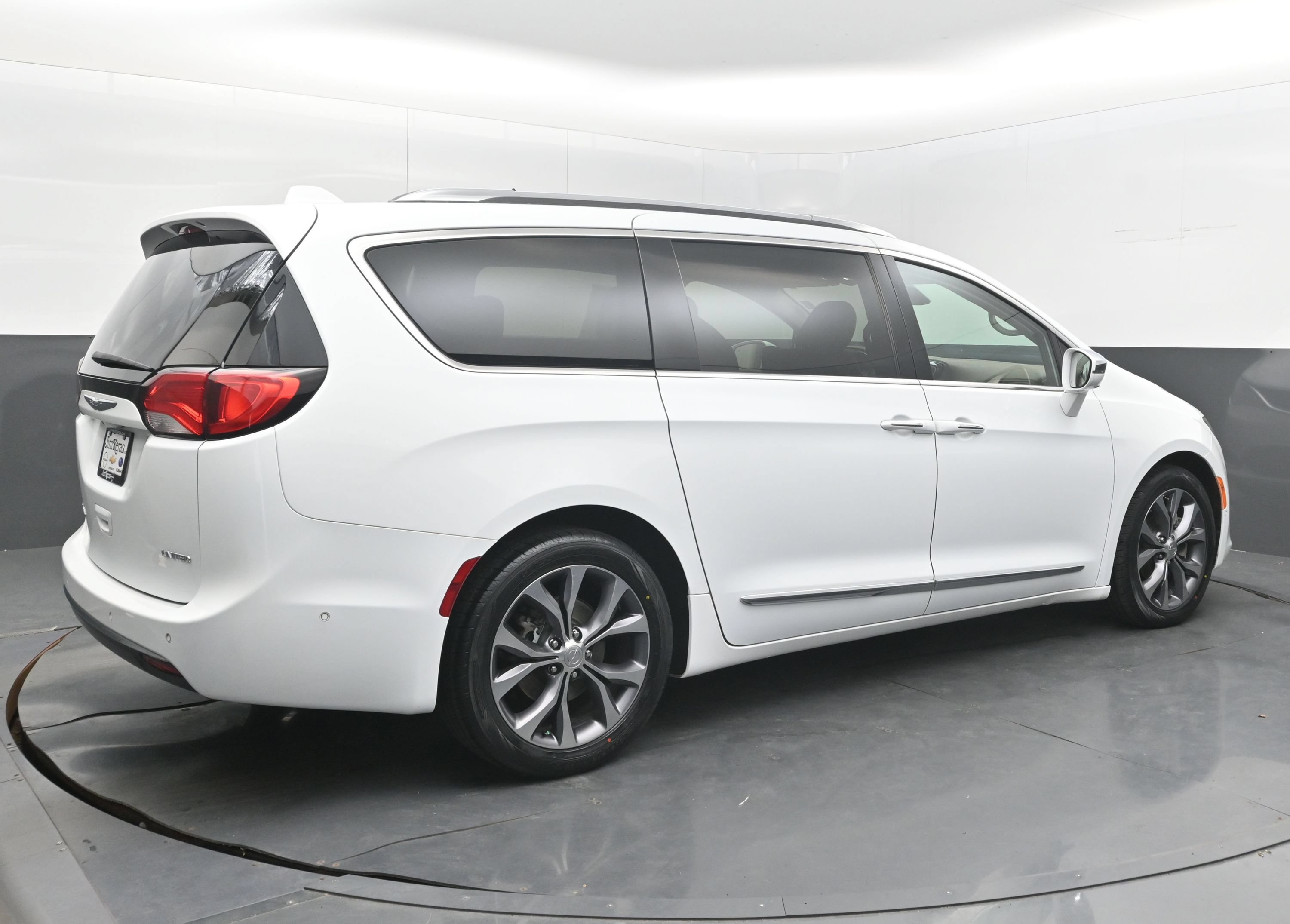 Used 2017 Chrysler Pacifica Limited FWD image 7