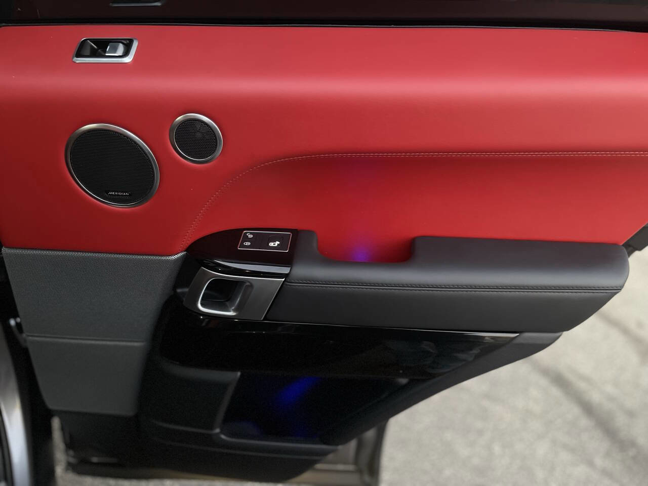 Used 2020 Land Rover Range Rover Sport SVR image 25