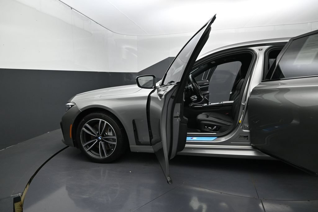 Used 2022 BMW 750i xDrive w/ M Sport Package AWD/4WD image 13