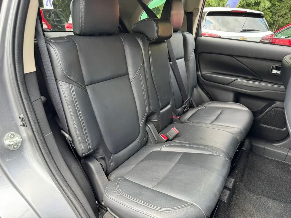 Used 2020 Mitsubishi Outlander SE AWD/4WD image 14