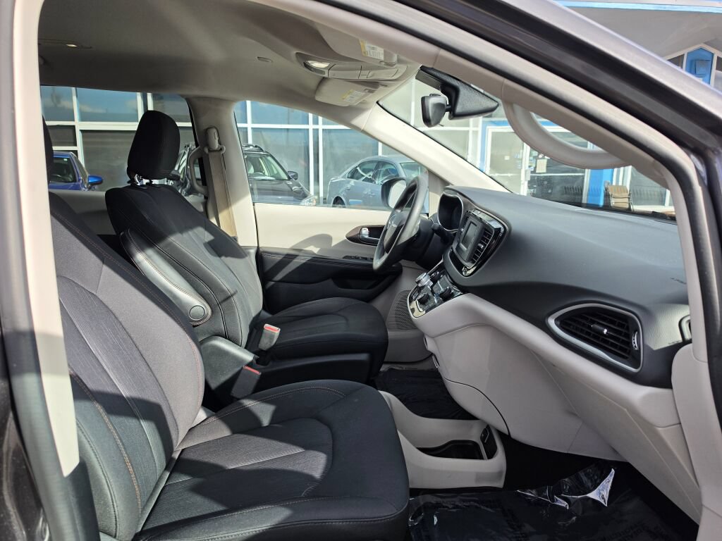 Used 2017 Chrysler Pacifica LX w/ Tire & Wheel Group FWD image 11