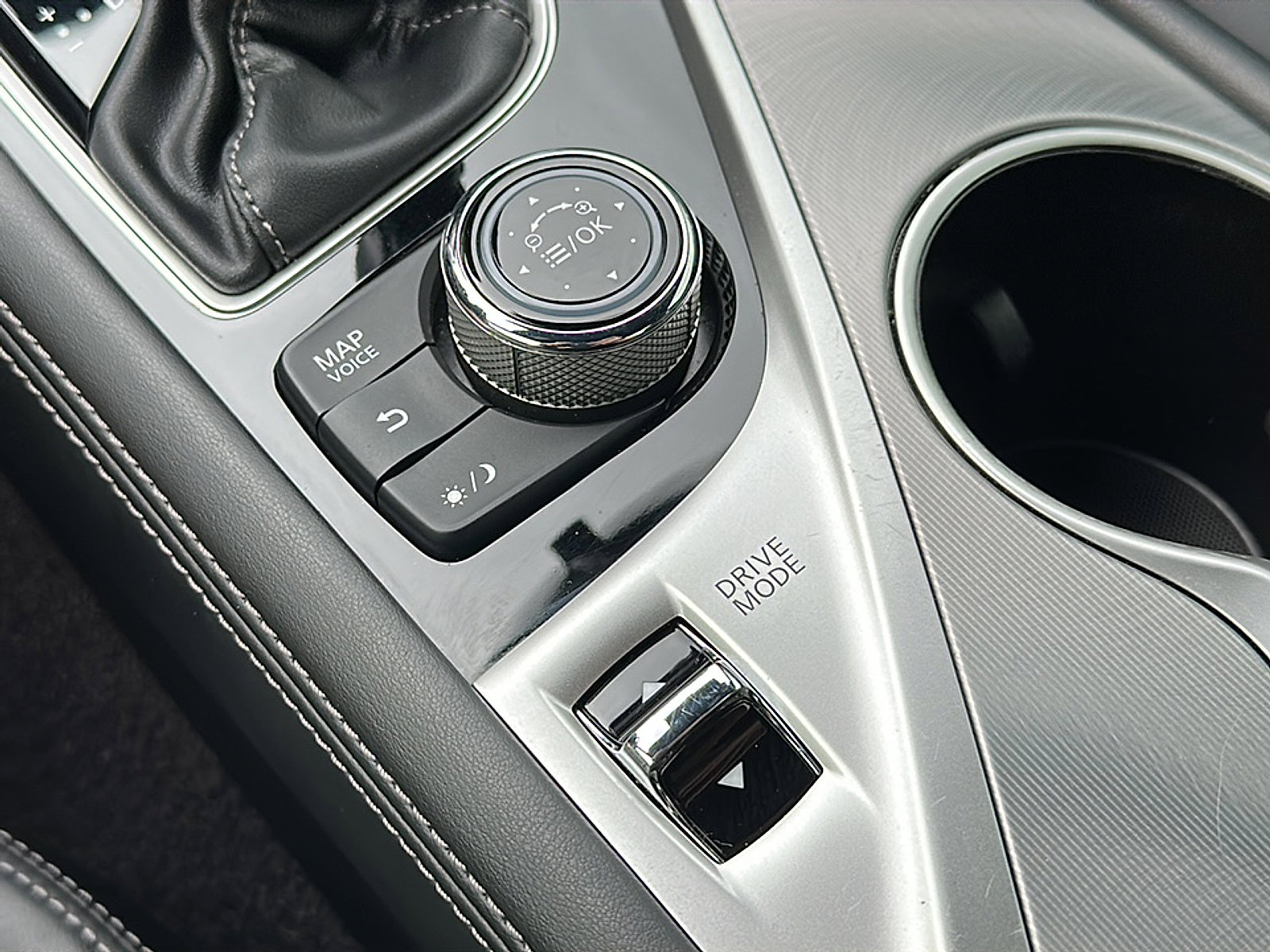 Used 2019 INFINITI Q60 3.0t Luxe w/ Essential Package image 32