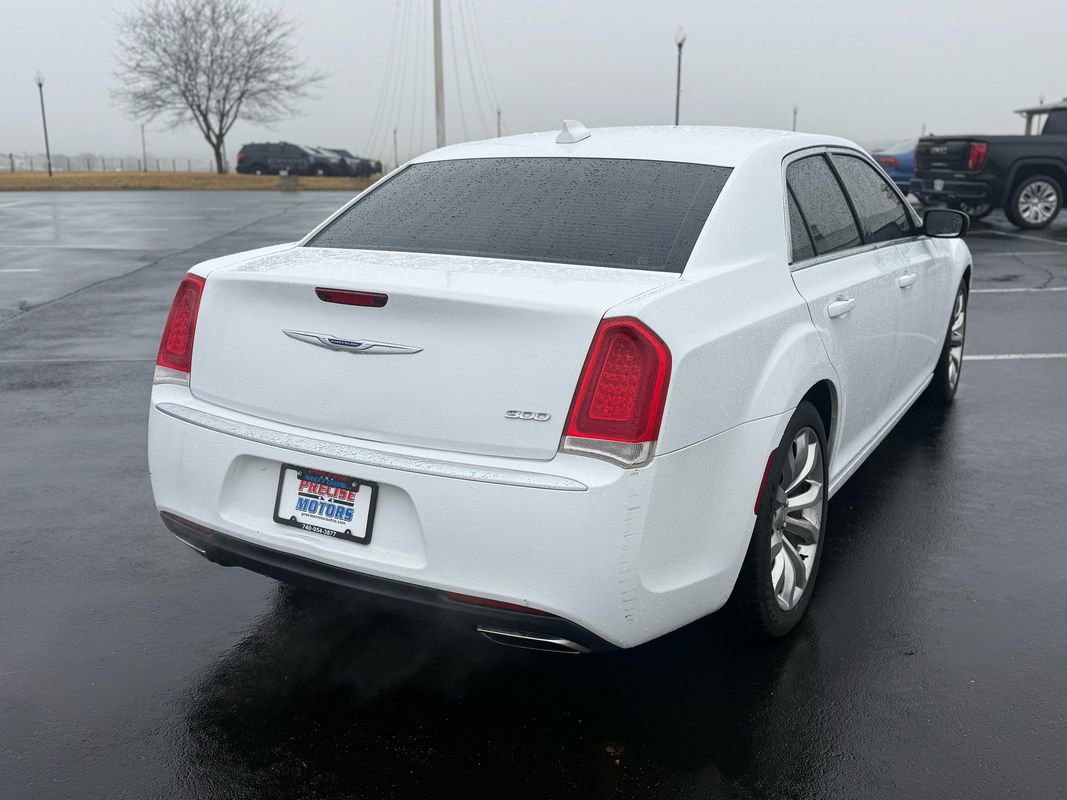 Used 2019 Chrysler 300 Touring w/ Chrome Appearance Package image 5