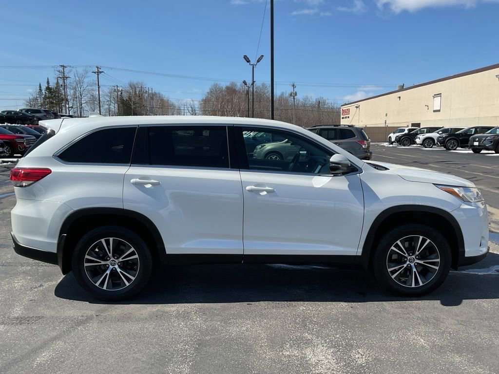 Used 2019 Toyota Highlander Plus AWD/4WD image 4