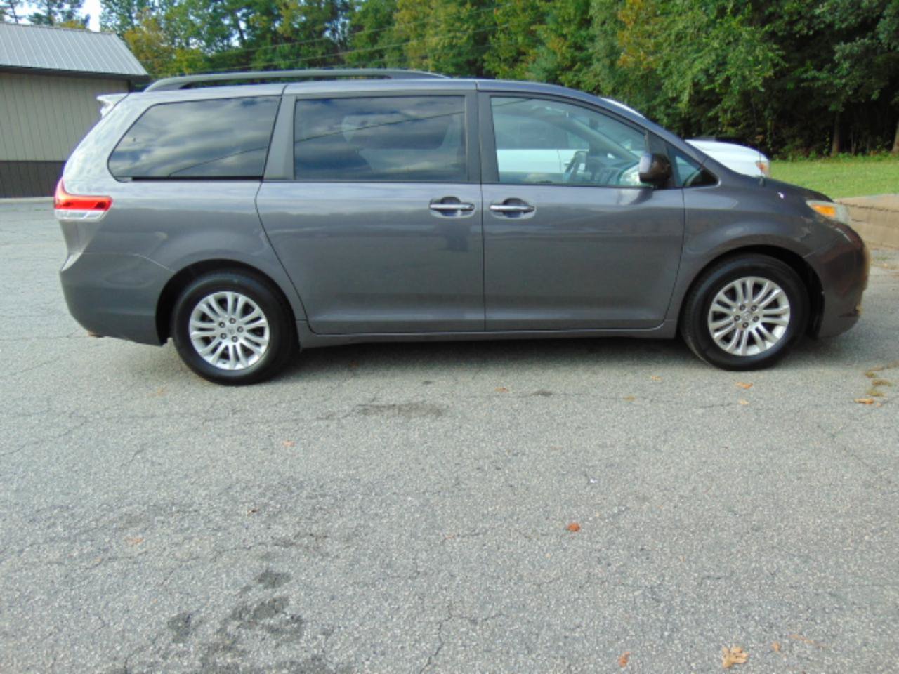 Used 2014 Toyota Sienna XLE w/ Entertainment Package FWD image 18