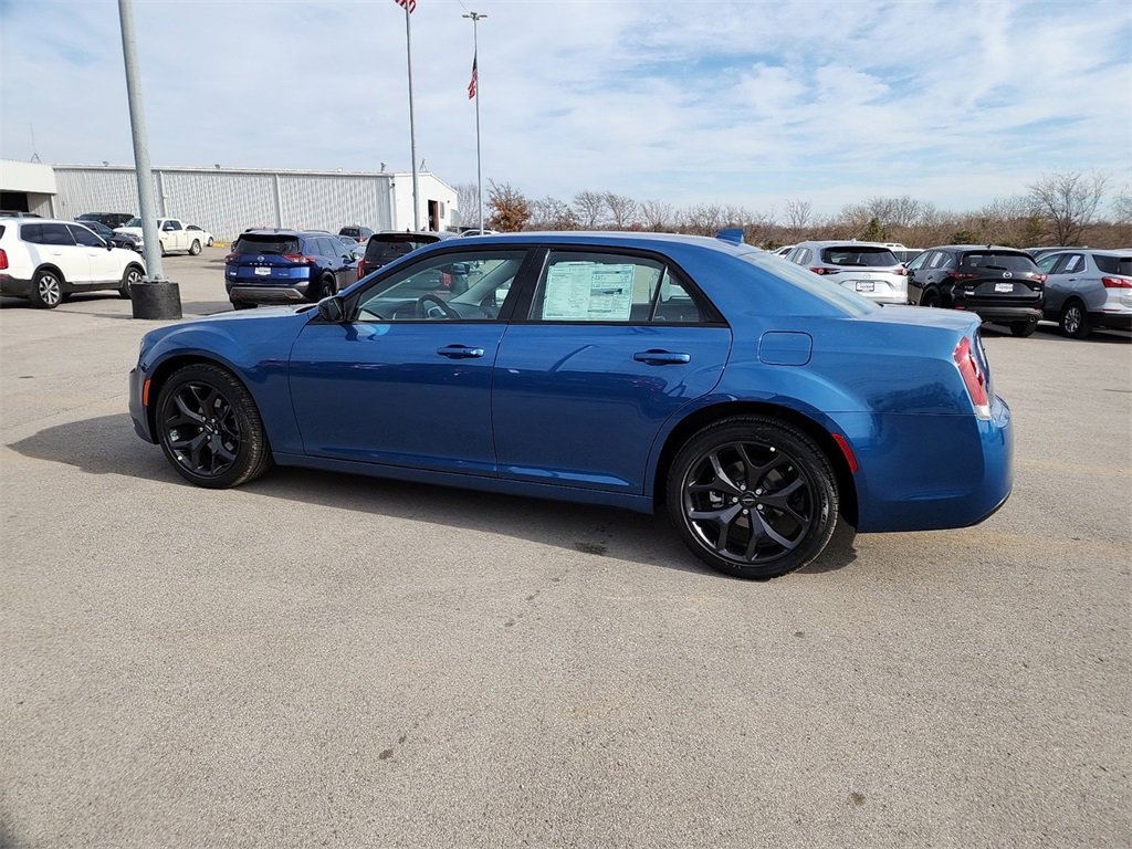 Used 2023 Chrysler 300 Touring w/ Sport Appearance Package image 18