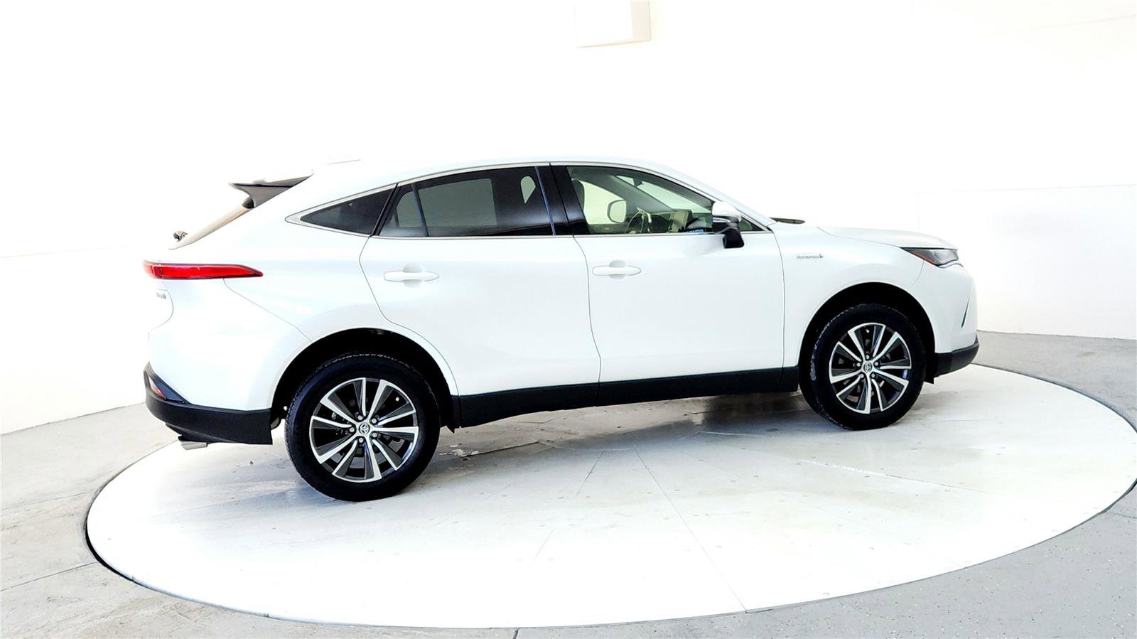 Used 2021 Toyota Venza LE w/ Carpet Mat Package (TMS) image 6