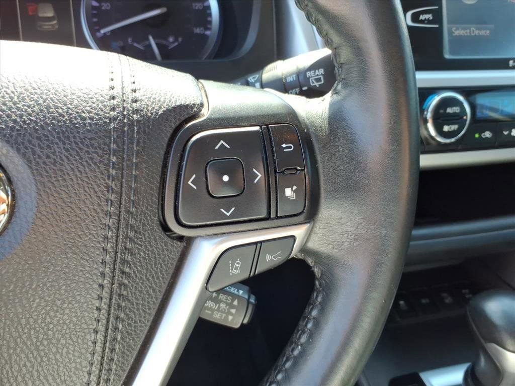 Used 2019 Toyota Highlander SE w/ Nightshade Edition image 28