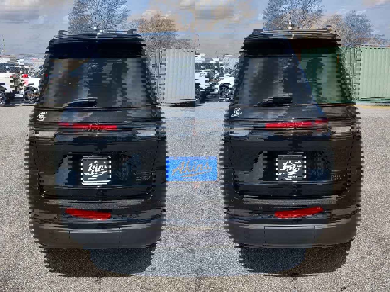 Certified 2023 Jeep Grand Cherokee Limited w/ Black Appearance Package image 4