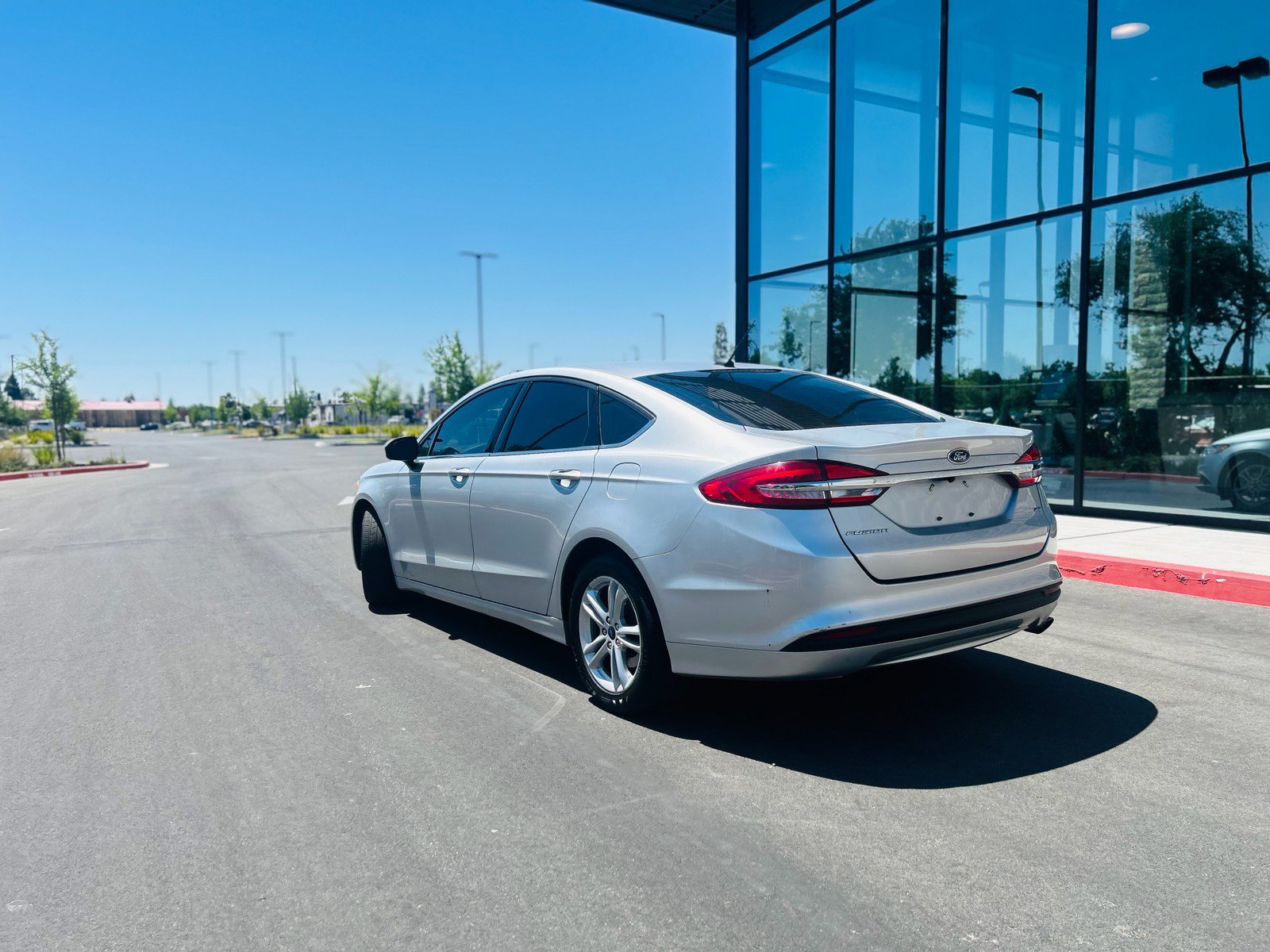 Used 2018 Ford Fusion SE FWD image 5