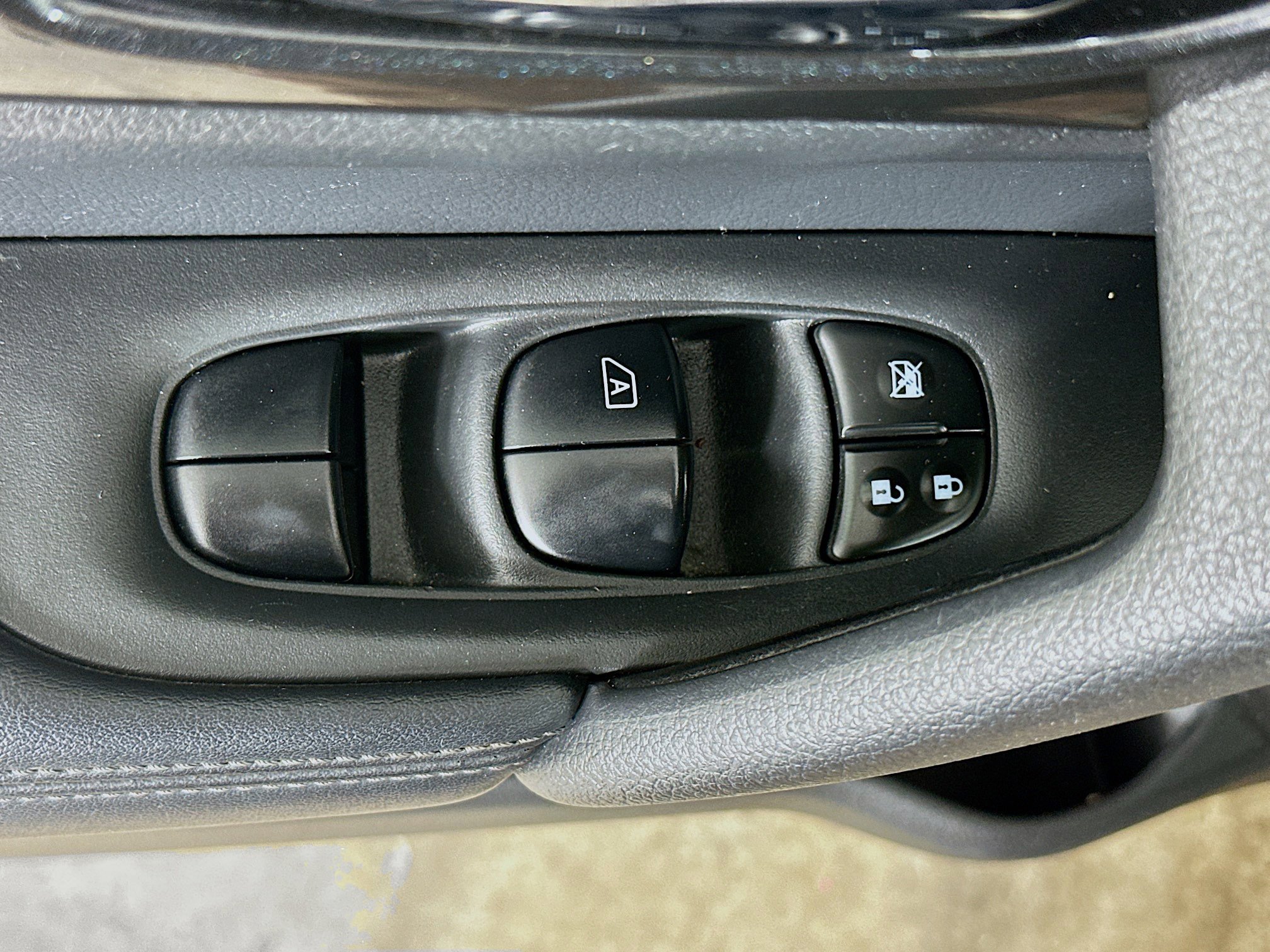 Used 2018 Nissan Rogue S image 15