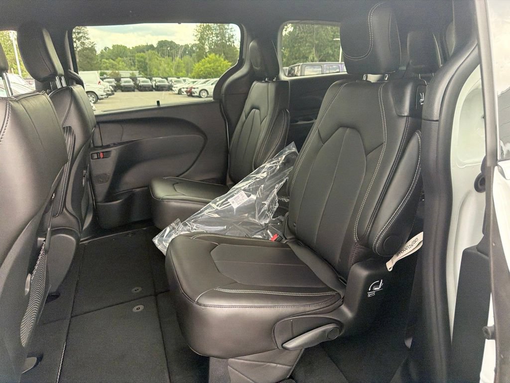 New 2027 Chrysler Pacifica Select AWD/4WD image 17