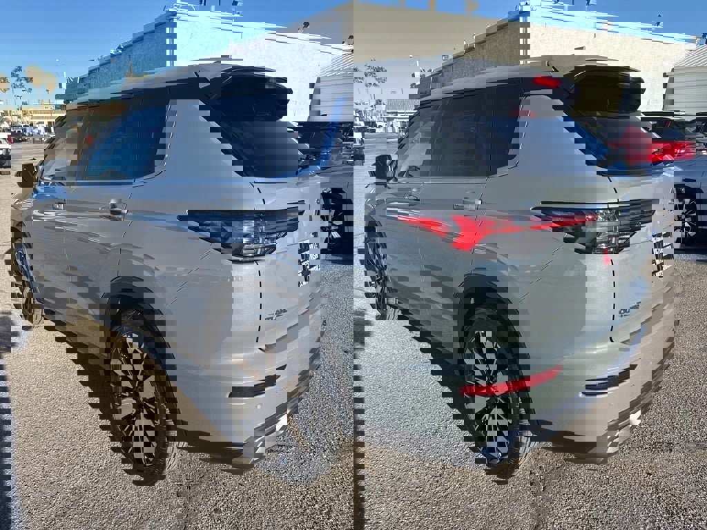 New 2026 Mitsubishi Outlander SE image 5