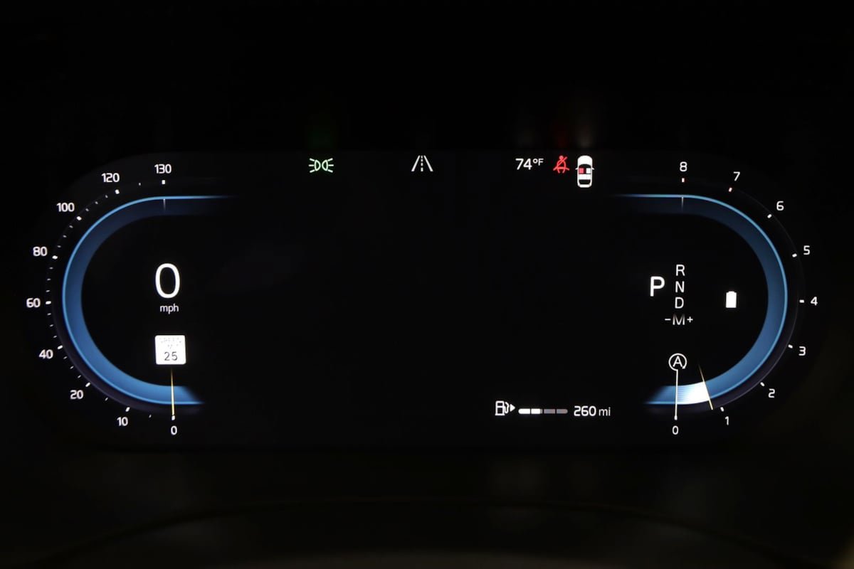 Used 2023 Volvo XC60 B5 Plus image 19