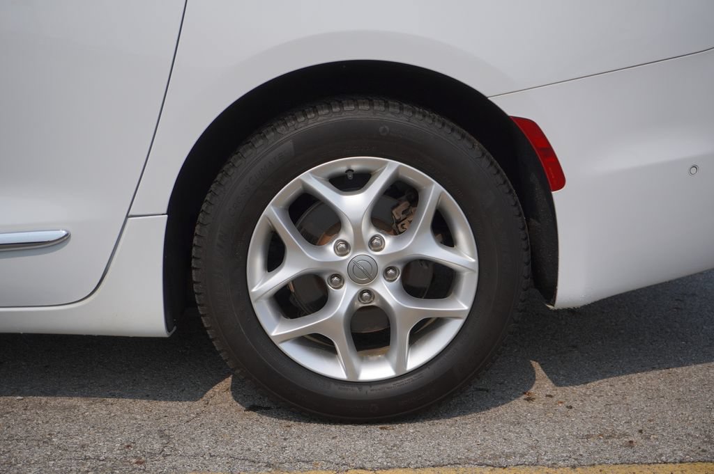 Used 2020 Chrysler Pacifica Touring-L Plus w/ Tire & Wheel Group FWD image 11