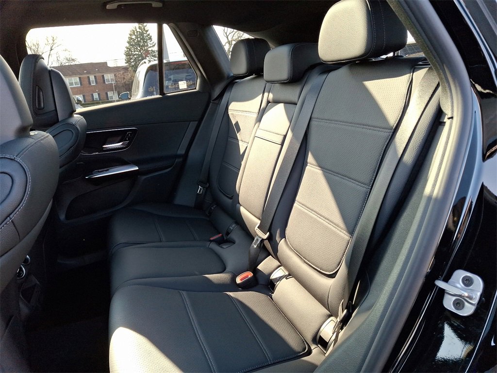 Used 2025 Mercedes-Benz GLC 300 4MATIC image 6