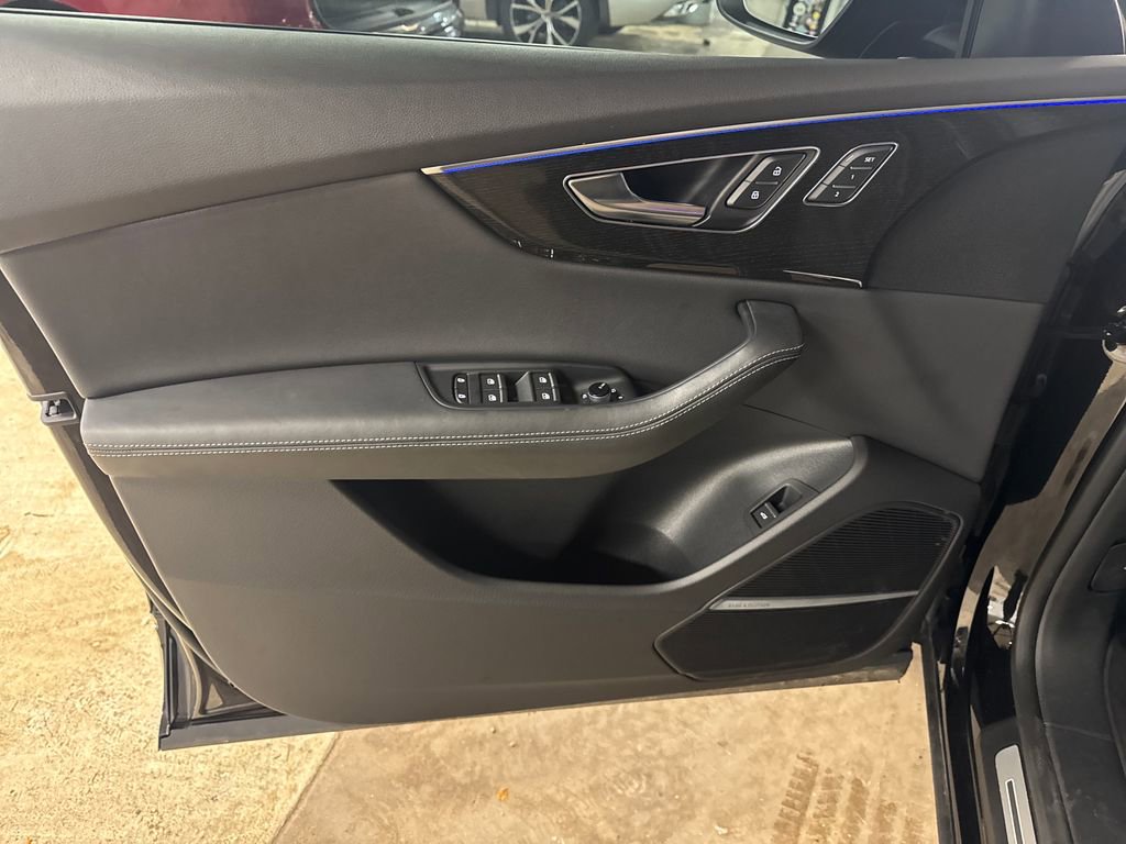 Used 2022 Audi Q8 Prestige AWD/4WD image 17