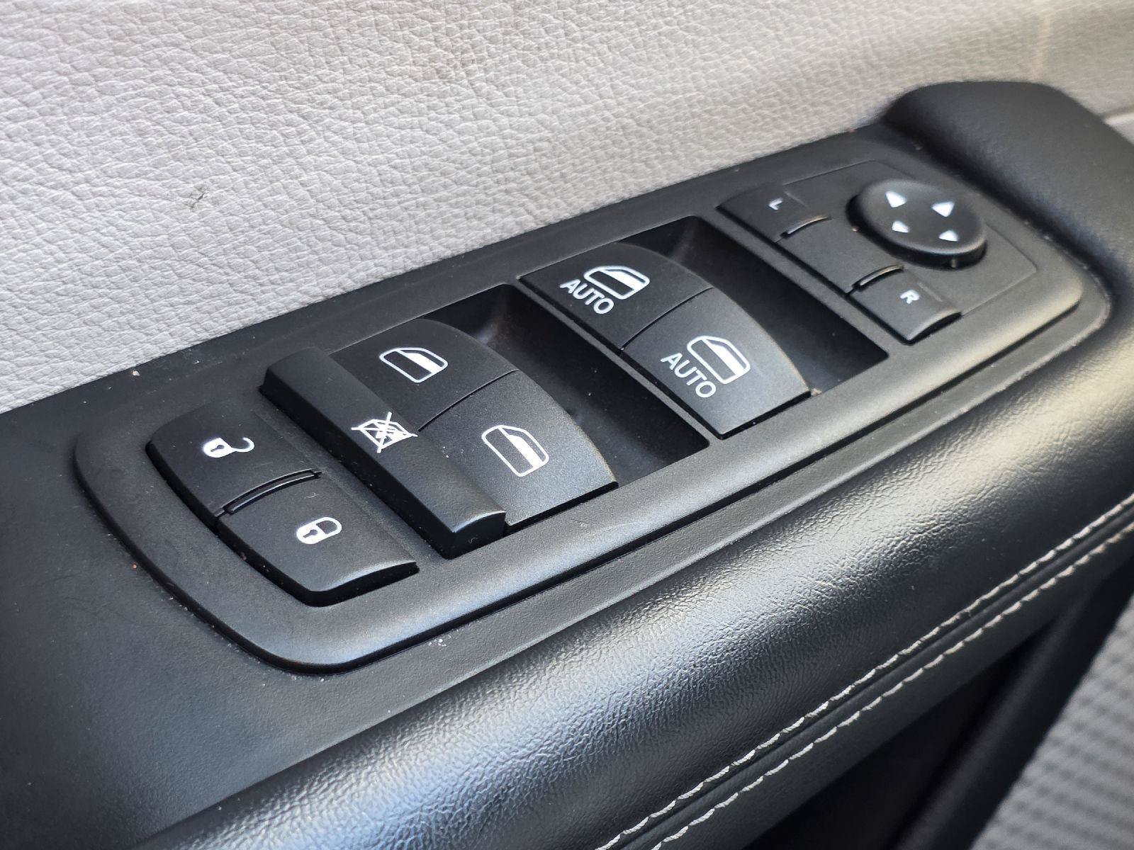 Used 2024 Chrysler Pacifica Touring-L FWD image 9