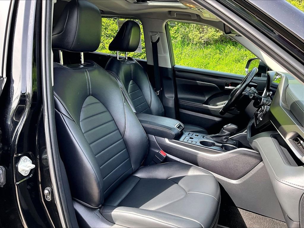 Used 2023 Toyota Highlander XLE AWD/4WD image 11