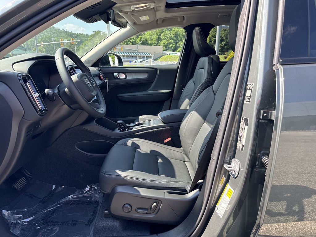 New 2026 Volvo XC40 B5 Core w/ Protection Package Premier image 9