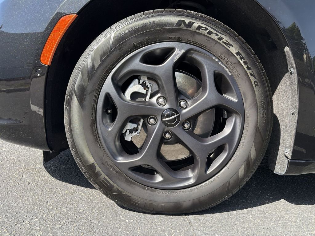 Used 2022 Chrysler Pacifica Limited w/ Uconnect Theater Family Group FWD image 19