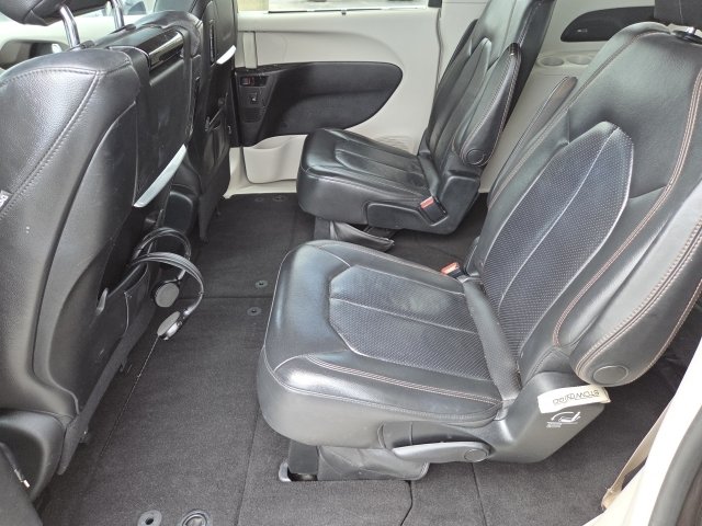 Used 2017 Chrysler Pacifica Touring-L Plus w/ Tire & Wheel Group FWD image 15