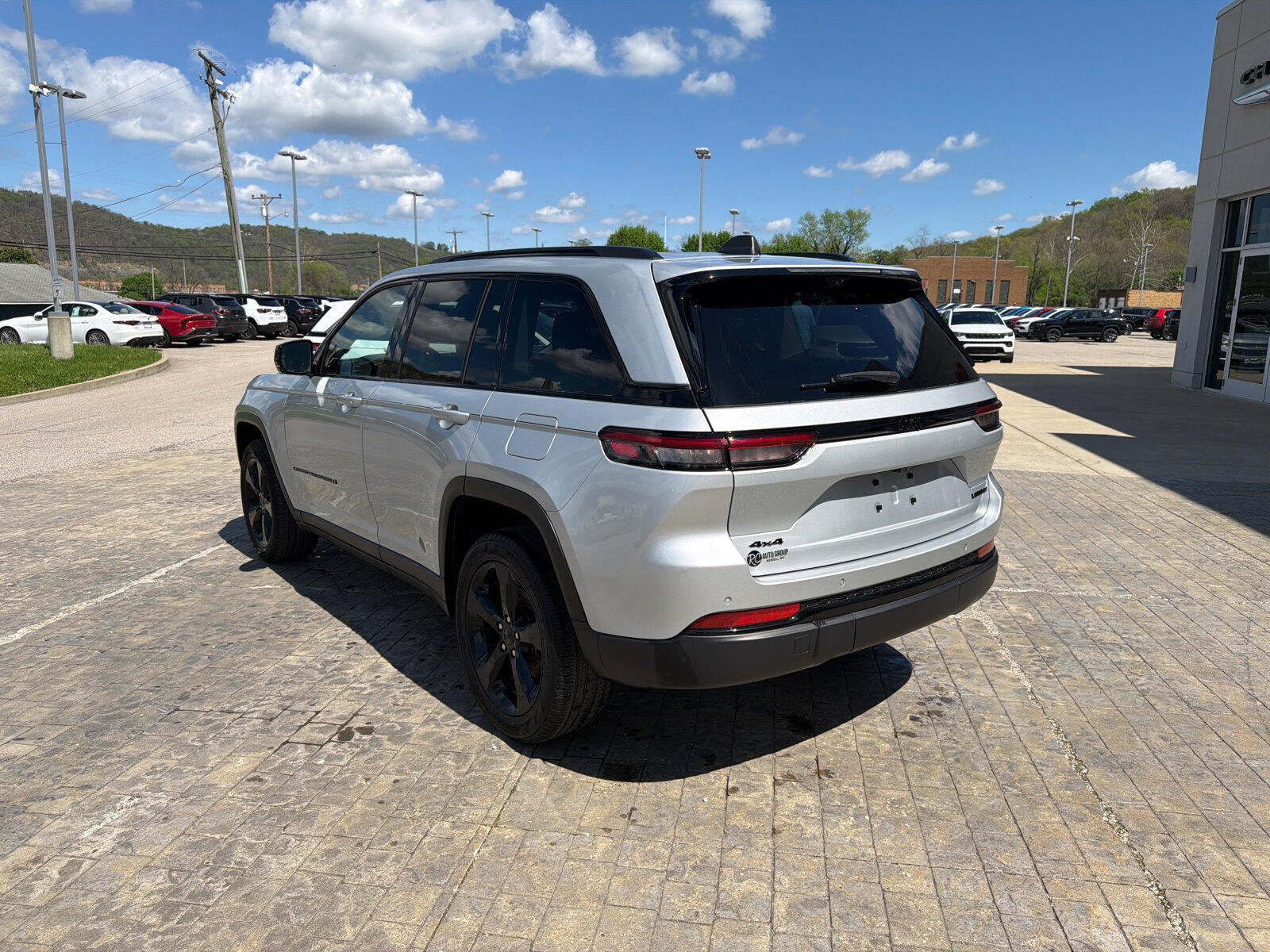 Used 2024 Jeep Grand Cherokee Limited w/ Luxury Tech Group II AWD/4WD image 6