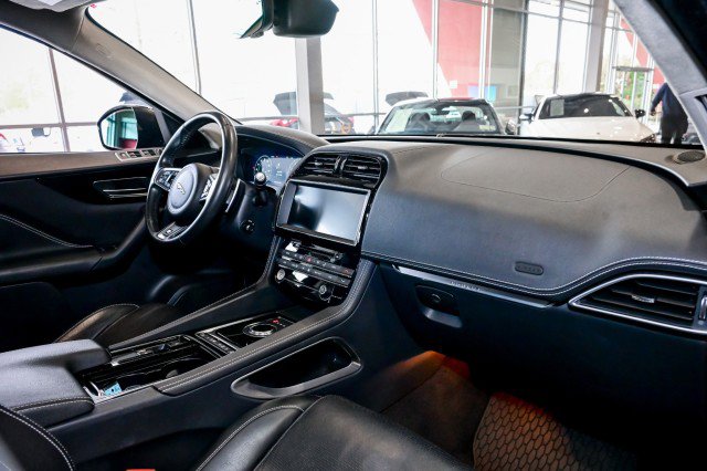 Used 2019 Jaguar F-PACE R-Sport image 27