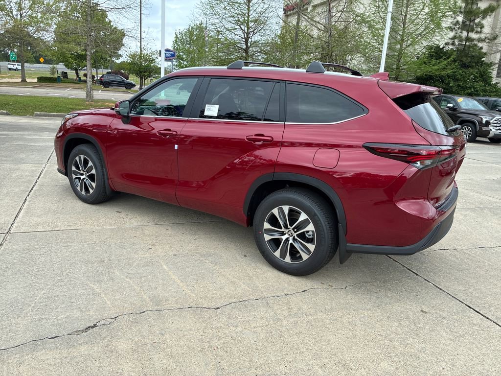 New 2026 Toyota Highlander XLE image 3