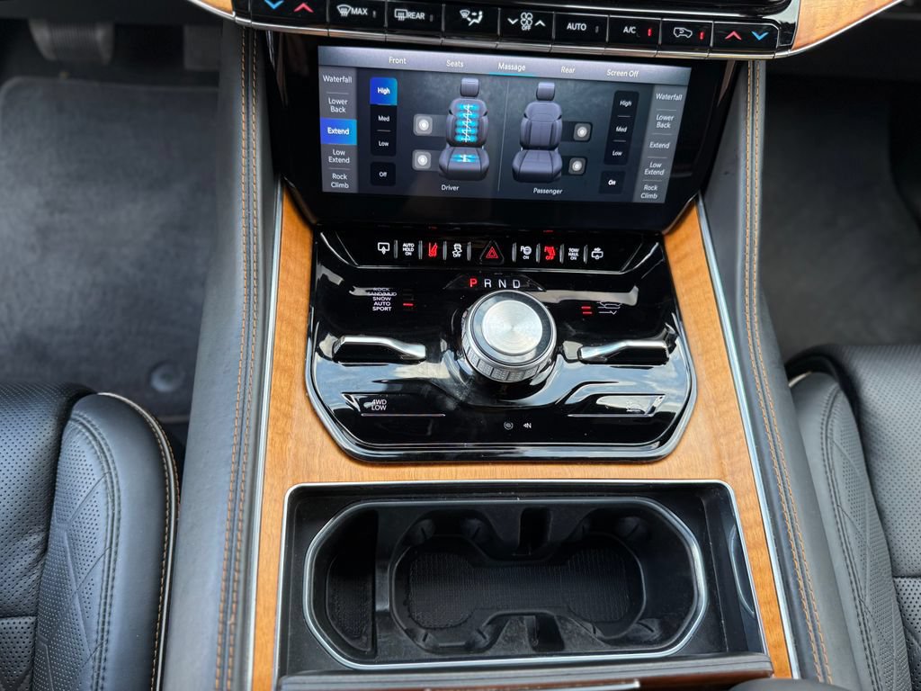 Used 2022 Jeep Grand Wagoneer Series III AWD/4WD image 19