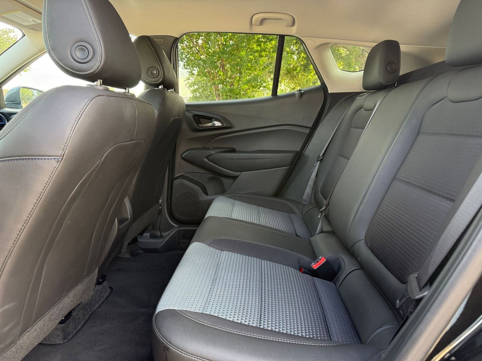 Used 2025 Chevrolet Trax LT FWD image 27