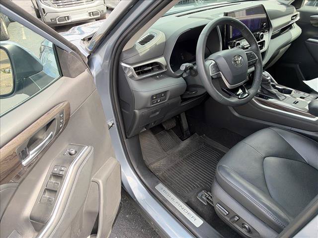 Used 2023 Toyota Highlander Limited AWD/4WD image 15