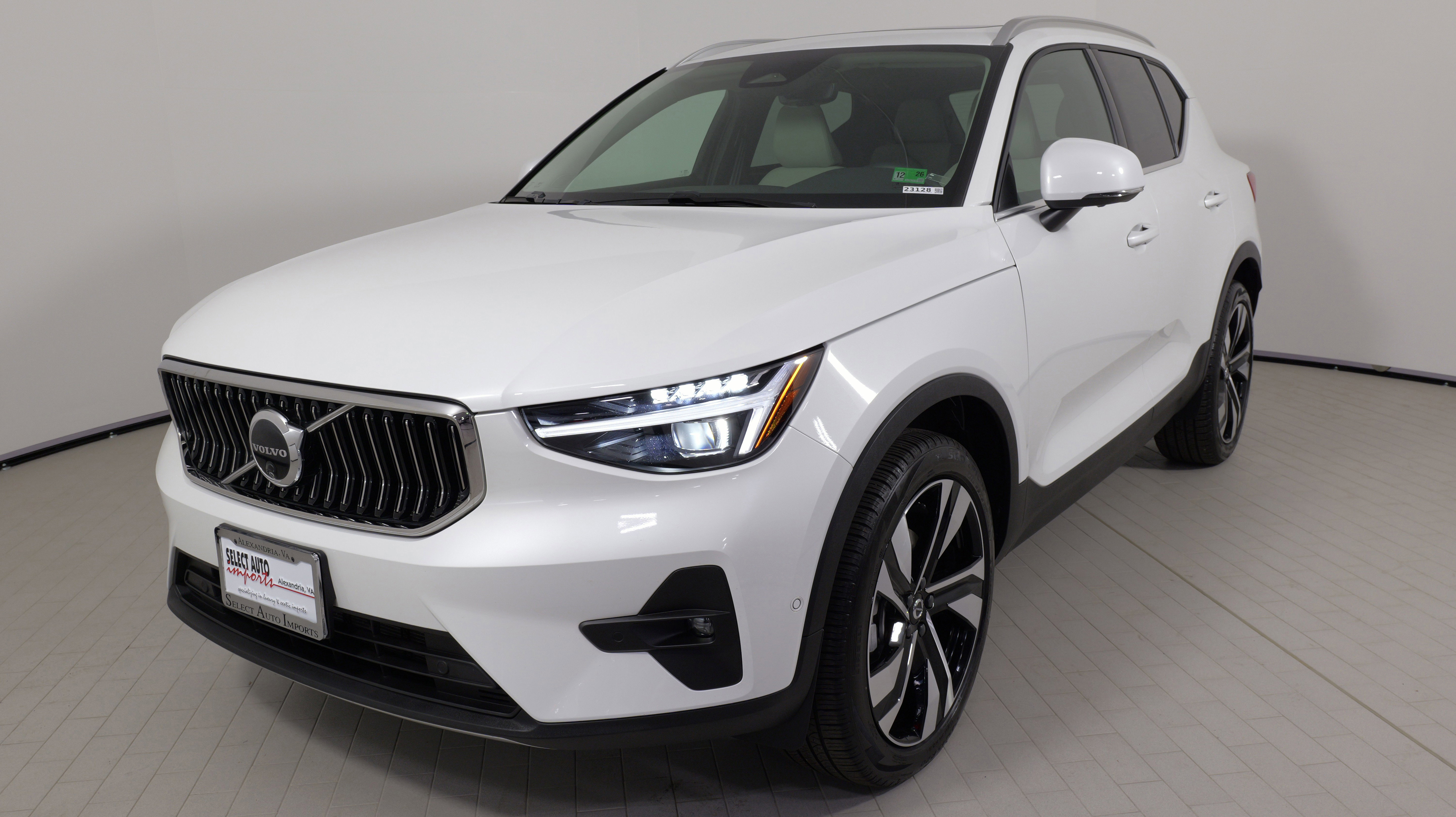 Used 2024 Volvo XC40 B5 Plus w/ Climate Package image 4