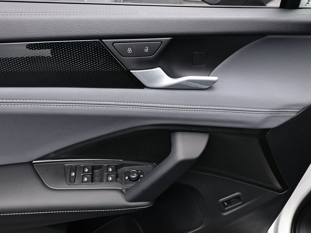 Used 2025 Volkswagen Tiguan SE image 20