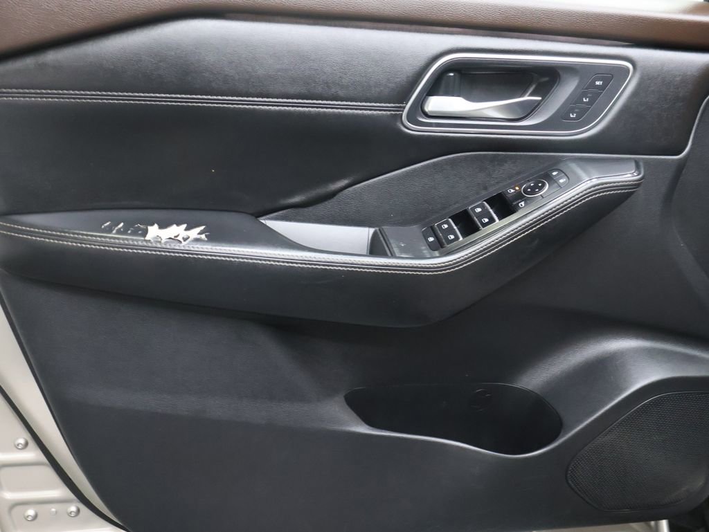 Used 2021 Nissan Rogue Platinum image 15