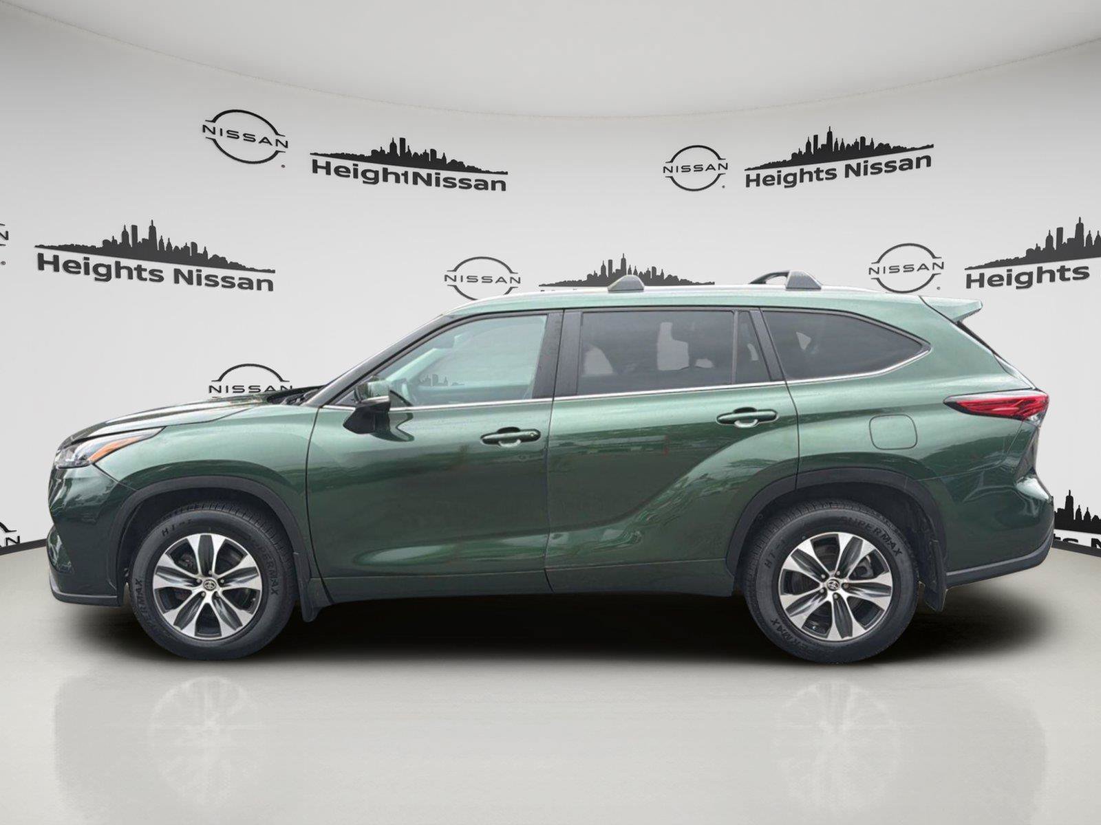 Used 2023 Toyota Highlander XLE AWD/4WD image 2