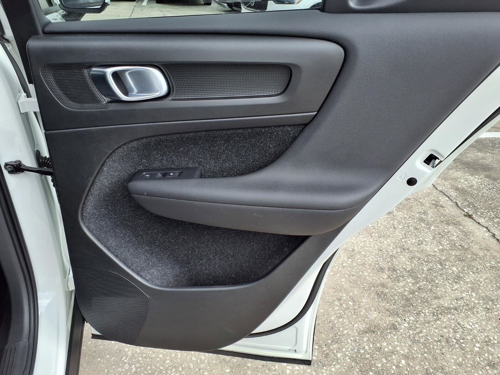 Used 2020 Volvo XC40 T4 Momentum image 14